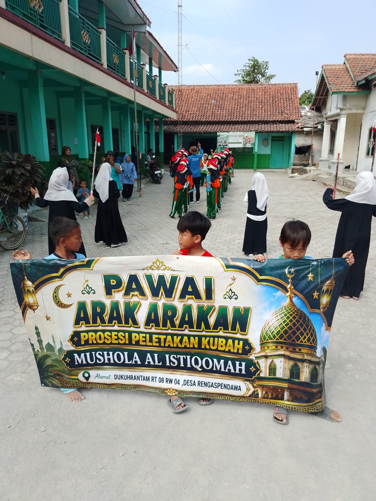 Marching Band MI Sirojut Tholibin Ikut Ramaikan Arak Arakan Peletakan Kubah Mushola Istiqomah