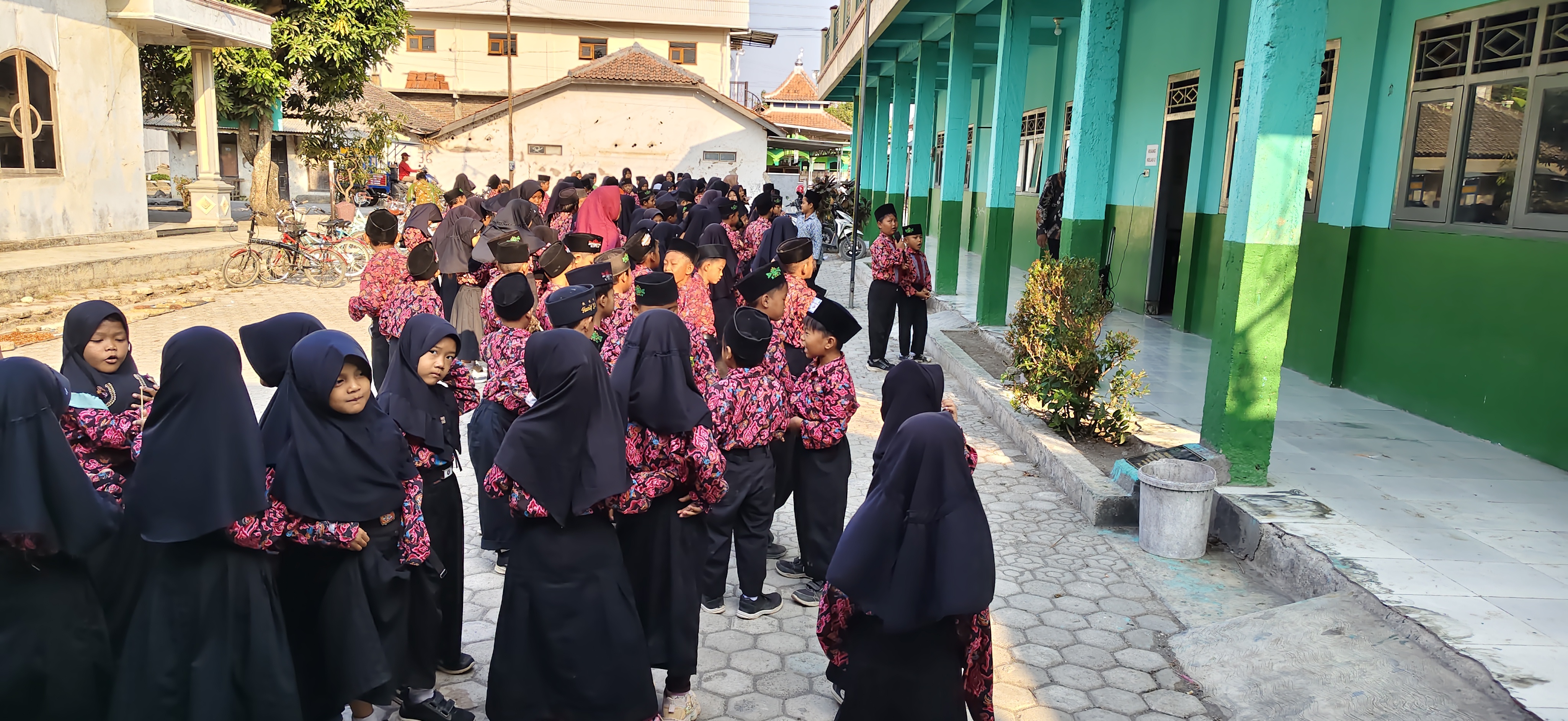MI Sirojut Tholibin Membiasakan Bacaan Salat Sejak Dini